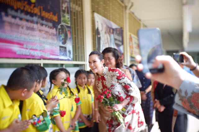 "ปุ๋ย ภรณ์ทิพย์"เยือนไทย บริจาคทุนการศึกษา 1.3 ล้าน