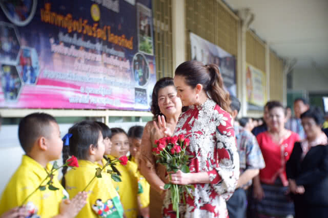 "ปุ๋ย ภรณ์ทิพย์"เยือนไทย บริจาคทุนการศึกษา 1.3 ล้าน