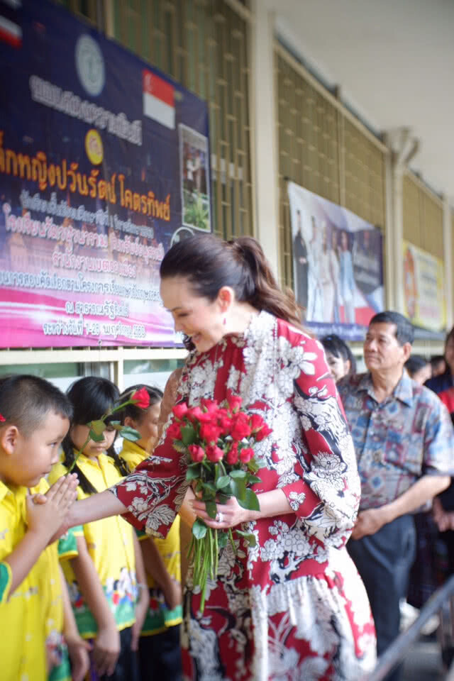 "ปุ๋ย ภรณ์ทิพย์"เยือนไทย บริจาคทุนการศึกษา 1.3 ล้าน