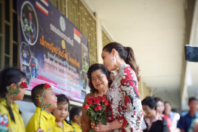 "ปุ๋ย ภรณ์ทิพย์"เยือนไทย บริจาคทุนการศึกษา 1.3 ล้าน