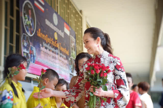 "ปุ๋ย ภรณ์ทิพย์"เยือนไทย บริจาคทุนการศึกษา 1.3 ล้าน