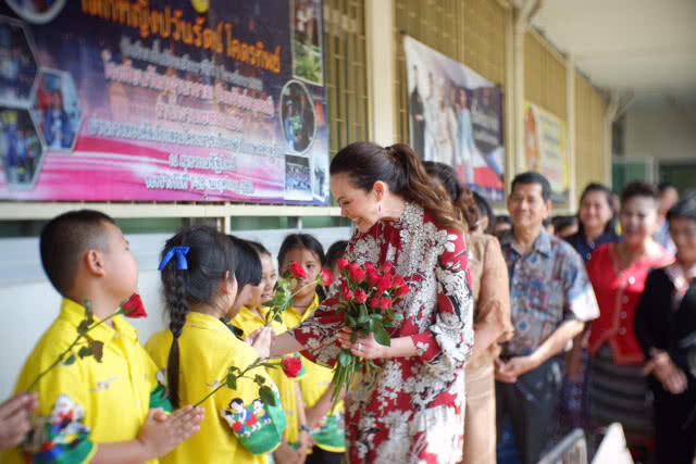 "ปุ๋ย ภรณ์ทิพย์"เยือนไทย บริจาคทุนการศึกษา 1.3 ล้าน