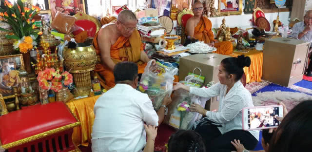 สาวใหญ่ถูกหวย30ล้าน แก้บนมาลัยแสนพวง