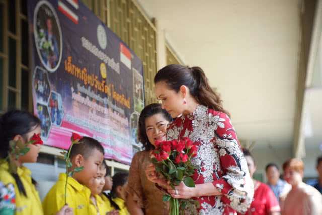 "ปุ๋ย ภรณ์ทิพย์"เยือนไทย บริจาคทุนการศึกษา 1.3 ล้าน