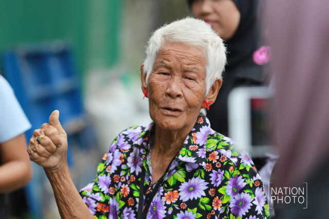 พบหญิงชราวัย 84 ปี อยู่เพียงลำพังคนเดียว ยังสู้ชีวิต เดินเก็บของเก่าขาย