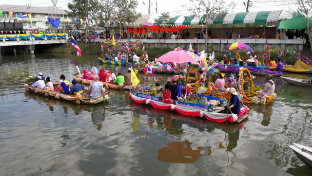 "ลำสนุ่น " จัดแข่งเรือพายประเพณีประจำปี