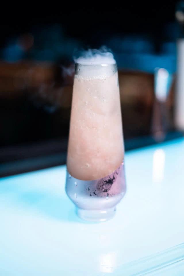 มาสัมผัส ประสบการณ์ ค็อกเทลบาร์ที่สูงสุด @lebua No.3