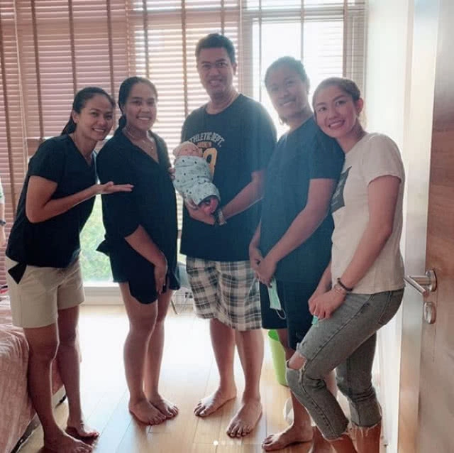 ยินดีด้วย!! 4 ซุปตาร์วอลเลย์สาวไทย เข้าเยี่ยม "น้องช้างช้าง" ลูกชาย "โค้ชอ๊อด"