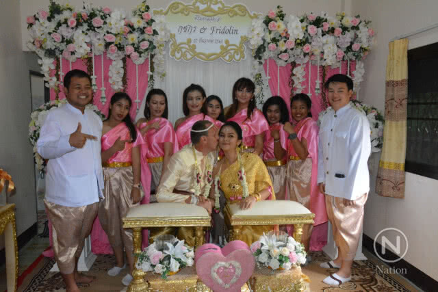 รักไม่มีพรมแดน!! หนุ่มตาน้ำข้าวหอบสินสอดทองหมั้นแต่งเจ้าสาวข้ามเพศ