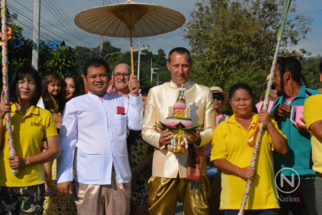 รักไม่มีพรมแดน!! หนุ่มตาน้ำข้าวหอบสินสอดทองหมั้นแต่งเจ้าสาวข้ามเพศ