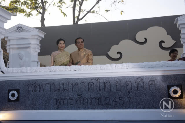 นายกฯ ควงภริยาในชุดย้อนยุคเยี่ยมชมงานอุ่นไอรักฯ