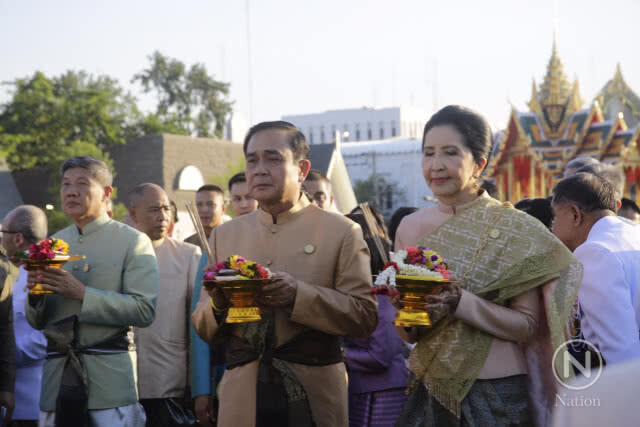 นายกฯ ควงภริยาในชุดย้อนยุคเยี่ยมชมงานอุ่นไอรักฯ