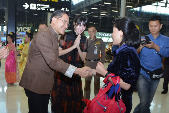 "วีระศักดิ์" ต้อนรับ นทท.จีน คนที่ 10 ล้าน คนแรกในประวัติศาสตร์ไทย