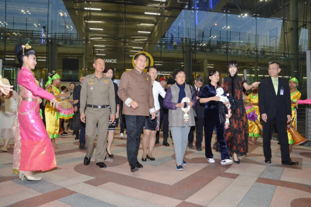 "วีระศักดิ์" ต้อนรับ นทท.จีน คนที่ 10 ล้าน คนแรกในประวัติศาสตร์ไทย