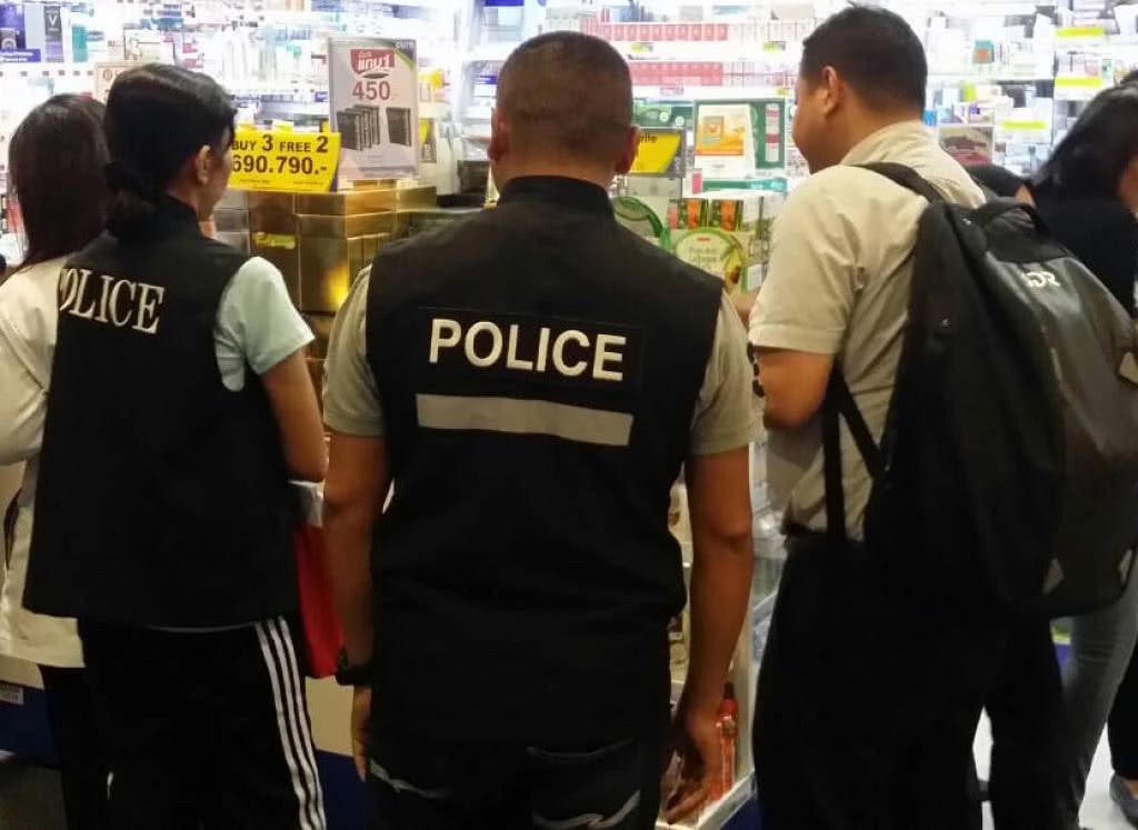 ตร.ปอศ.ทลายสินค้าละเมิดลิขสิทธิ์ในห้างดังย่านกลางกรุง