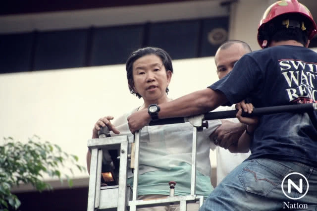 สาวใหญ่ปีนแทงค์น้ำ ม.ธรรมศาสตร์ท่าพระจันทร์ เรียกร้อง คสช.ลาออก!