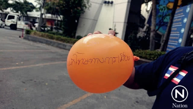 สาวใหญ่ปีนแทงค์น้ำ ม.ธรรมศาสตร์ท่าพระจันทร์ เรียกร้อง คสช.ลาออก!