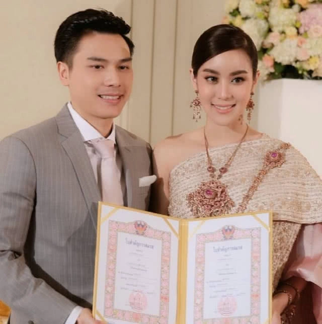 ชื่นมื่น "ขนมจีน" ควง "ไฮโซเคน" เข้าประตูวิวาห์แบบเรียบง่าย