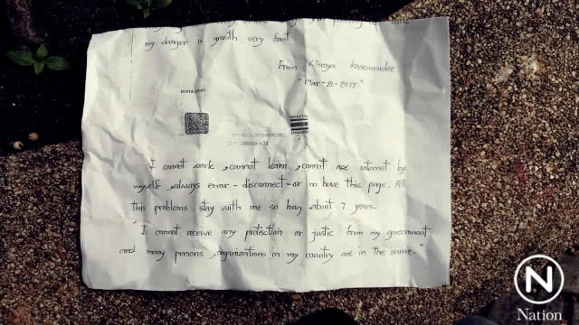 สาวใหญ่ปีนแทงค์น้ำ ม.ธรรมศาสตร์ท่าพระจันทร์ เรียกร้อง คสช.ลาออก!