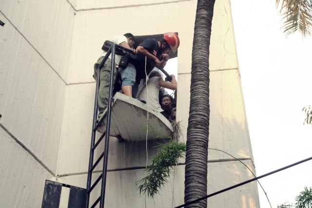 สาวใหญ่ปีนแทงค์น้ำ ม.ธรรมศาสตร์ท่าพระจันทร์ เรียกร้อง คสช.ลาออก!