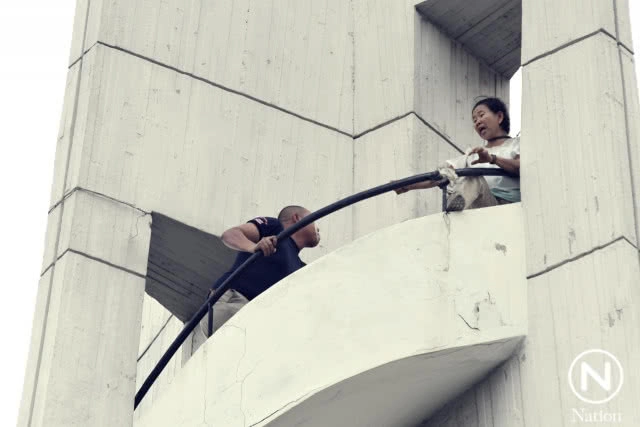 สาวใหญ่ปีนแทงค์น้ำ ม.ธรรมศาสตร์ท่าพระจันทร์ เรียกร้อง คสช.ลาออก!