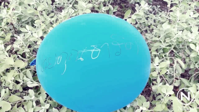 สาวใหญ่ปีนแทงค์น้ำ ม.ธรรมศาสตร์ท่าพระจันทร์ เรียกร้อง คสช.ลาออก!