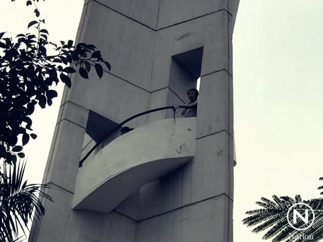 สาวใหญ่ปีนแทงค์น้ำ ม.ธรรมศาสตร์ท่าพระจันทร์ เรียกร้อง คสช.ลาออก!