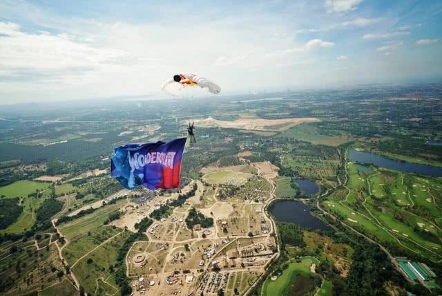 "ยูโรเปี้ยน เรดบูล" จัดเต็มปล่อยอะดรีนาลีนให้ พลุ่งพล่านผ่านกีฬาสุดผาดโผนเหินเวหาไปกับสกายไดฟ์