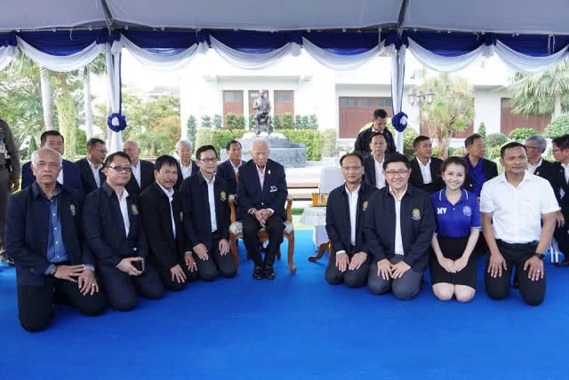 "พล.อ.เปรม" เยือนโรงเรียนมหาวชิราวุธ กราบรูปปั้น "ครูเคล้า"