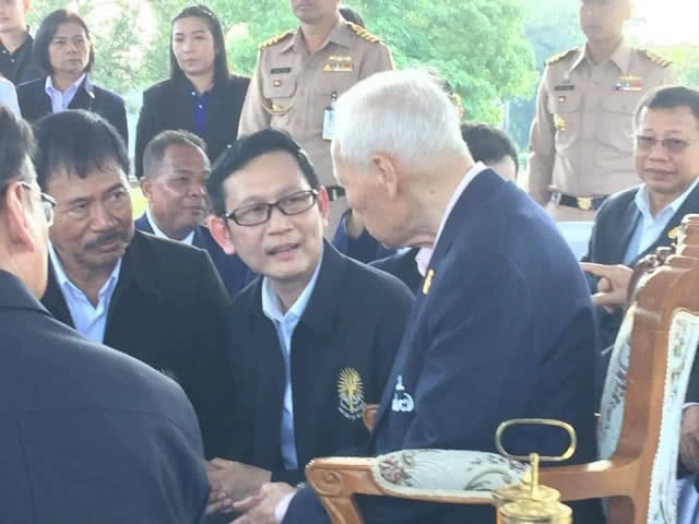 "พล.อ.เปรม" เยือนโรงเรียนมหาวชิราวุธ กราบรูปปั้น "ครูเคล้า"