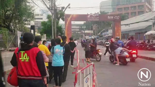 คนแน่น!  แห่จองสิทธิ์สินเชื่อโครงการบ้านล้านหลังกับ ธอส.