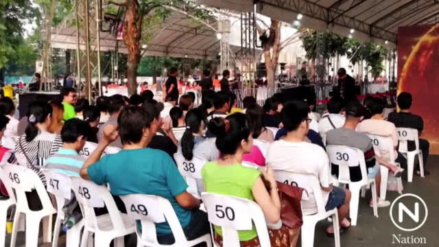 คนแน่น!  แห่จองสิทธิ์สินเชื่อโครงการบ้านล้านหลังกับ ธอส.