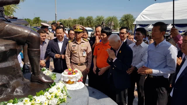 "พล.อ.เปรม" เยือนโรงเรียนมหาวชิราวุธ กราบรูปปั้น "ครูเคล้า"