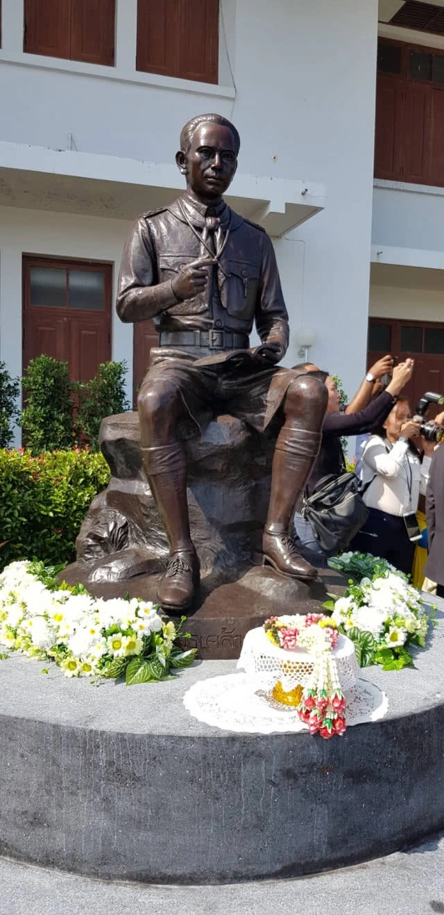 "พล.อ.เปรม" เยือนโรงเรียนมหาวชิราวุธ กราบรูปปั้น "ครูเคล้า"