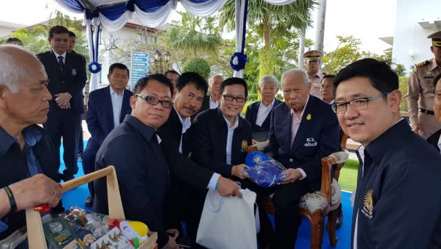 "พล.อ.เปรม" เยือนโรงเรียนมหาวชิราวุธ กราบรูปปั้น "ครูเคล้า"