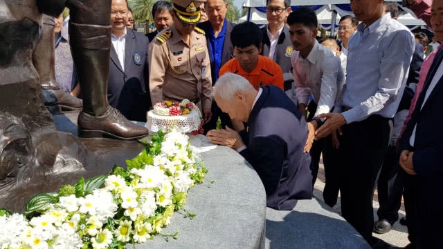 "พล.อ.เปรม" เยือนโรงเรียนมหาวชิราวุธ กราบรูปปั้น "ครูเคล้า"