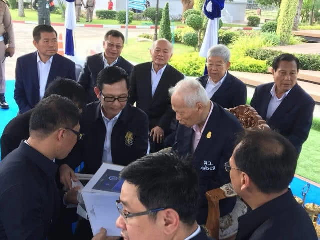 "พล.อ.เปรม" เยือนโรงเรียนมหาวชิราวุธ กราบรูปปั้น "ครูเคล้า"