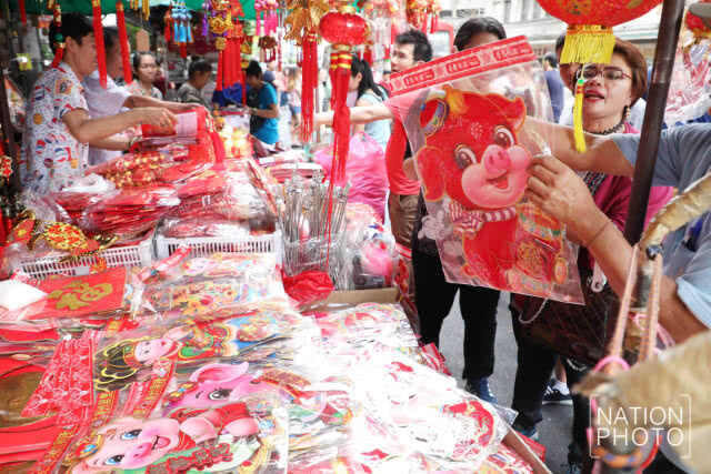 สีสัน ปชช. เลือกซื้อของตกแต่ง ต้อนรับปีใหม่ 2562