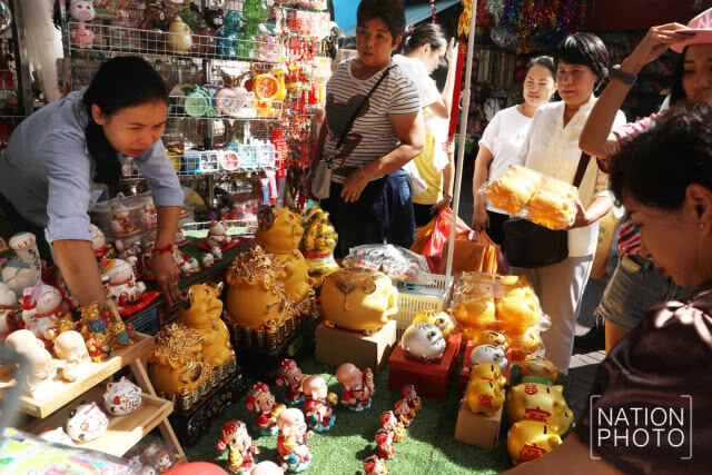 สีสัน ปชช. เลือกซื้อของตกแต่ง ต้อนรับปีใหม่ 2562