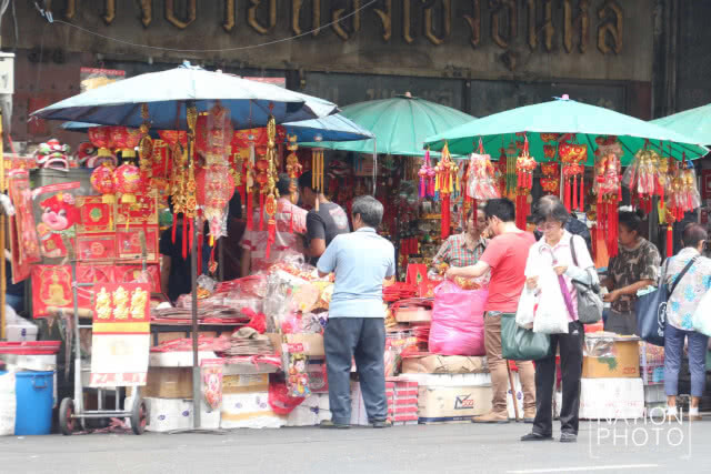 สีสัน ปชช. เลือกซื้อของตกแต่ง ต้อนรับปีใหม่ 2562