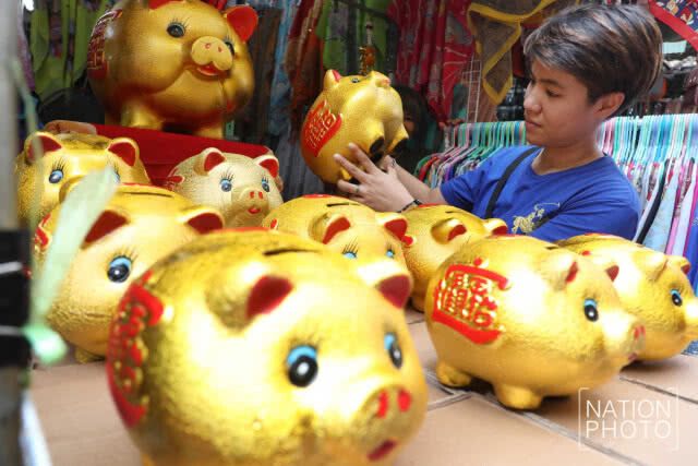 สีสัน ปชช. เลือกซื้อของตกแต่ง ต้อนรับปีใหม่ 2562