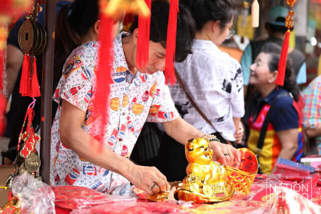 สีสัน ปชช. เลือกซื้อของตกแต่ง ต้อนรับปีใหม่ 2562
