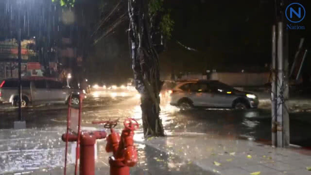ฝนตกหนักทั่วกรุงฯถนนหลายจุดน้ำท่วมขัง