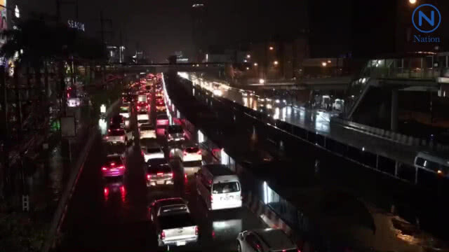 ฝนตกหนักทั่วกรุงฯถนนหลายจุดน้ำท่วมขัง