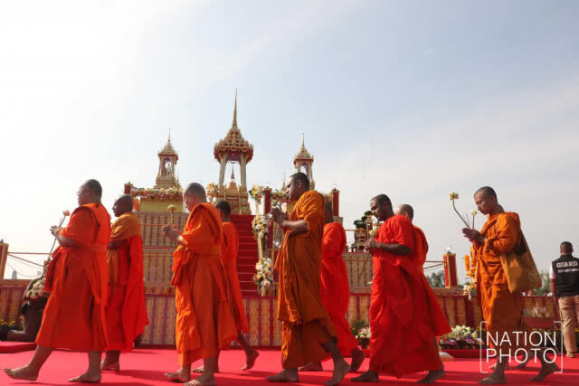 ปชช.สักการะพระบรมสารีริกธาตุและพระพุทธรูปสำคัญจาก13 ประเทศ เพื่อความเป็นสิริมงคล