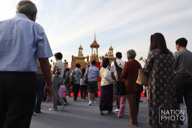 ปชช.สักการะพระบรมสารีริกธาตุและพระพุทธรูปสำคัญจาก13 ประเทศ เพื่อความเป็นสิริมงคล