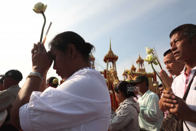ปชช.สักการะพระบรมสารีริกธาตุและพระพุทธรูปสำคัญจาก13 ประเทศ เพื่อความเป็นสิริมงคล