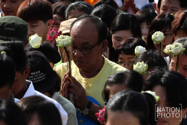 ปชช.สักการะพระบรมสารีริกธาตุและพระพุทธรูปสำคัญจาก13 ประเทศ เพื่อความเป็นสิริมงคล