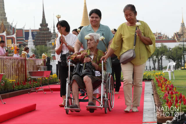 ปชช.สักการะพระบรมสารีริกธาตุและพระพุทธรูปสำคัญจาก13 ประเทศ เพื่อความเป็นสิริมงคล