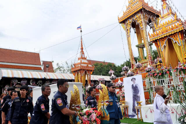 (ภาพชุด) คนบันเทิงพร้อมใจ ส่ง "พ่อดม ชวนชื่น" สู่สวรรค์